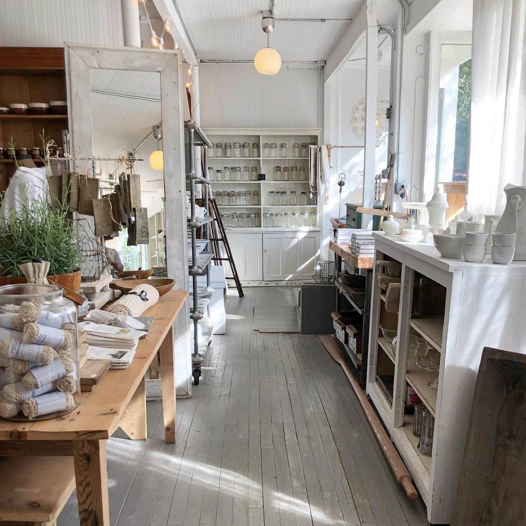 FOLKのインスタグラム：「I was reading this morning about the American GDP shrinking at a faster rate than at any point in US history. With this devastating news I think we have to once again remind ourselves to really lean in and support small businesses as much as possible. This year we have seen countless makers and small businesses go out of business. We are the nation of pulling yourself up by your boot straps, we are the land of the American dream, we are independent-free thinking buildings, but this year that has become nearly impossible for the vast majority of American businesses both big and small. Today, like every day, we must support our small businesses. In the comments tag your favorite small business. Let’s introduce our favorites to each other. @whiteflowerfarmhouse is truly one of my very favorites. This is from their Long Island shop.」