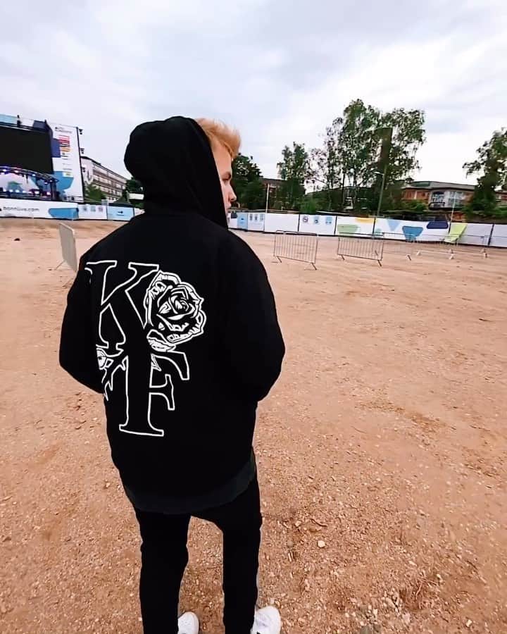 Kayefのインスタグラム：「SAMSTAG 12:00 UHR IM SHOP 🤟🏻 der erste Zip Hoody jemals und die dazu passende ultra gemütliche Sweatpants 😍 Beide Pieces sind so nice geworden 🙌🏻🔥 Better be quick! #kayefmerch  #kayef」