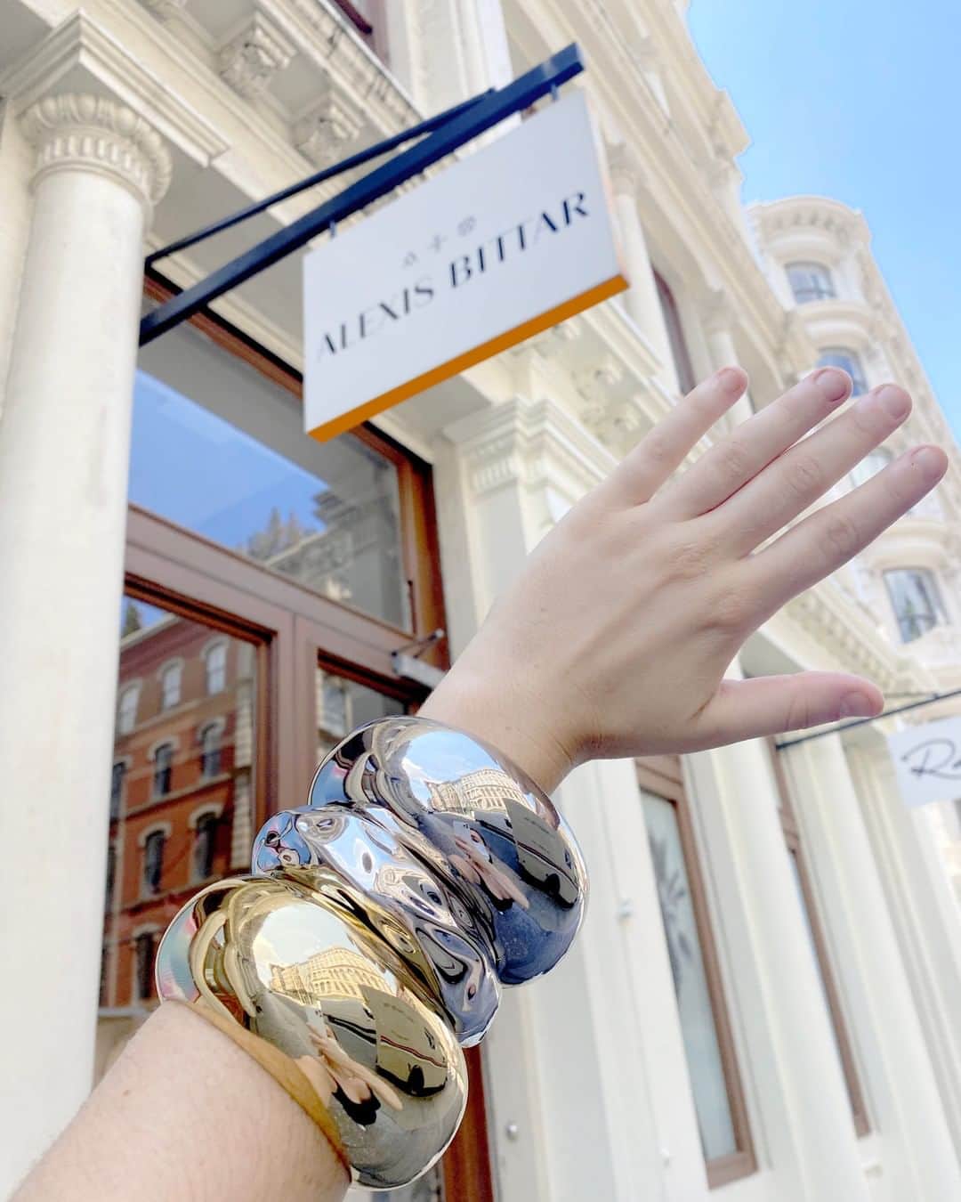 のインスタグラム：「If you're looking for a sign, this is it. You deserve some retail therapy. Come say Hi 👋」