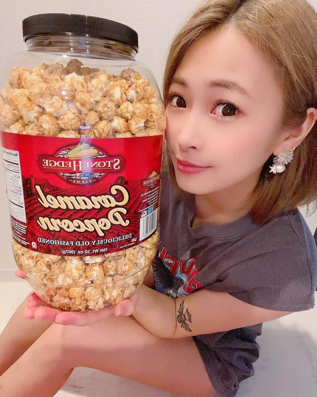 IORIさんのインスタグラム写真 - (IORIInstagram)「・ 映画にはポップコーン🍿 Netflix族♡ ・ ・ #名古屋#錦#錦3#シェリエ#GOLD# キャバクラ#キャバ嬢#シャンパン#撮影#followforfollowback #likeforlike#キャバ嬢の日常#ポップコーン#映画#netflix#おとも」7月30日 23時48分 - iori_gold