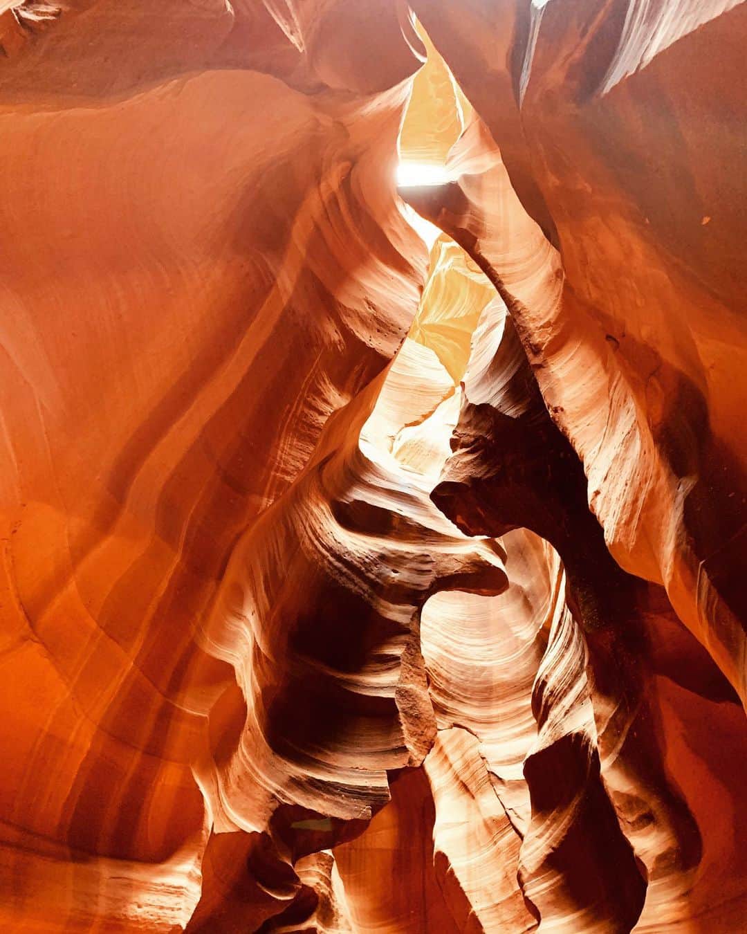丹羽真由実さんのインスタグラム写真 - (丹羽真由実Instagram)「. . 去年のアメリカ旅行🇺🇸 最大の目的は、絶景スポットとして人気の アンテロープ・キャニオン✨ ずーーーっと行きたくて、やっと行けましたー😍 どうです？！ この、モダンアートのような 滑らかな地層のマーブル模様💕 素晴らしい自然の造形美に圧倒されましたぁ☺️ . アンテロープキャニオンは砂岩に囲まれた渓谷。 雨による鉄砲水と風によって 長い年月をかけて砂岩が削られ造られたそうです。 . 先住民族のナホバ族の居住区域内にあって 今もナホバ族が管理しています。 観光地として開放されるようになったのはここ30年ほど！ 侵食によって年々変化するアンテロープキャニオン。 まさに絶景とはこのことで一見の価値ありですよ‼️‼️ . . #antelopecanyon #arizona #america #usa #superbview  #アンテロープキャニオン #絶景 #世界の絶景 #アリゾナ州 #アメリカ #絶景スポット  #死ぬまでに行きたい世界の絶景 #旅行好きな人と繋がりたい #旅行好き女子」7月31日 0時00分 - mayumi_niwa