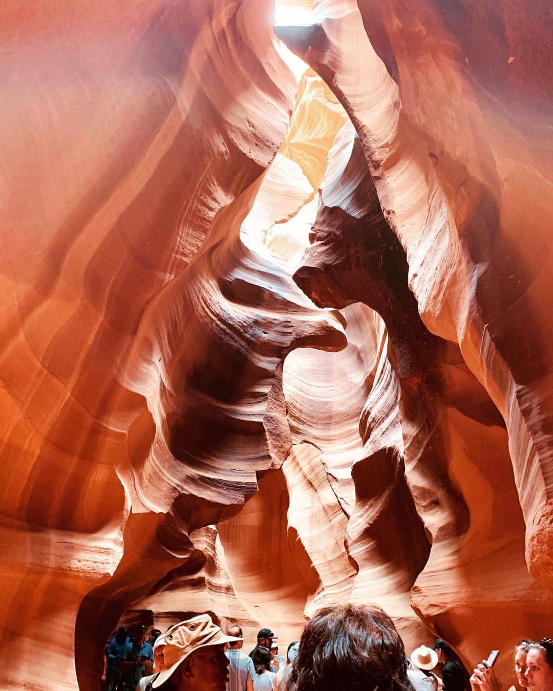 丹羽真由実さんのインスタグラム写真 - (丹羽真由実Instagram)「. . 去年のアメリカ旅行🇺🇸 最大の目的は、絶景スポットとして人気の アンテロープ・キャニオン✨ ずーーーっと行きたくて、やっと行けましたー😍 どうです？！ この、モダンアートのような 滑らかな地層のマーブル模様💕 素晴らしい自然の造形美に圧倒されましたぁ☺️ . アンテロープキャニオンは砂岩に囲まれた渓谷。 雨による鉄砲水と風によって 長い年月をかけて砂岩が削られ造られたそうです。 . 先住民族のナホバ族の居住区域内にあって 今もナホバ族が管理しています。 観光地として開放されるようになったのはここ30年ほど！ 侵食によって年々変化するアンテロープキャニオン。 まさに絶景とはこのことで一見の価値ありですよ‼️‼️ . . #antelopecanyon #arizona #america #usa #superbview  #アンテロープキャニオン #絶景 #世界の絶景 #アリゾナ州 #アメリカ #絶景スポット  #死ぬまでに行きたい世界の絶景 #旅行好きな人と繋がりたい #旅行好き女子」7月31日 0時00分 - mayumi_niwa