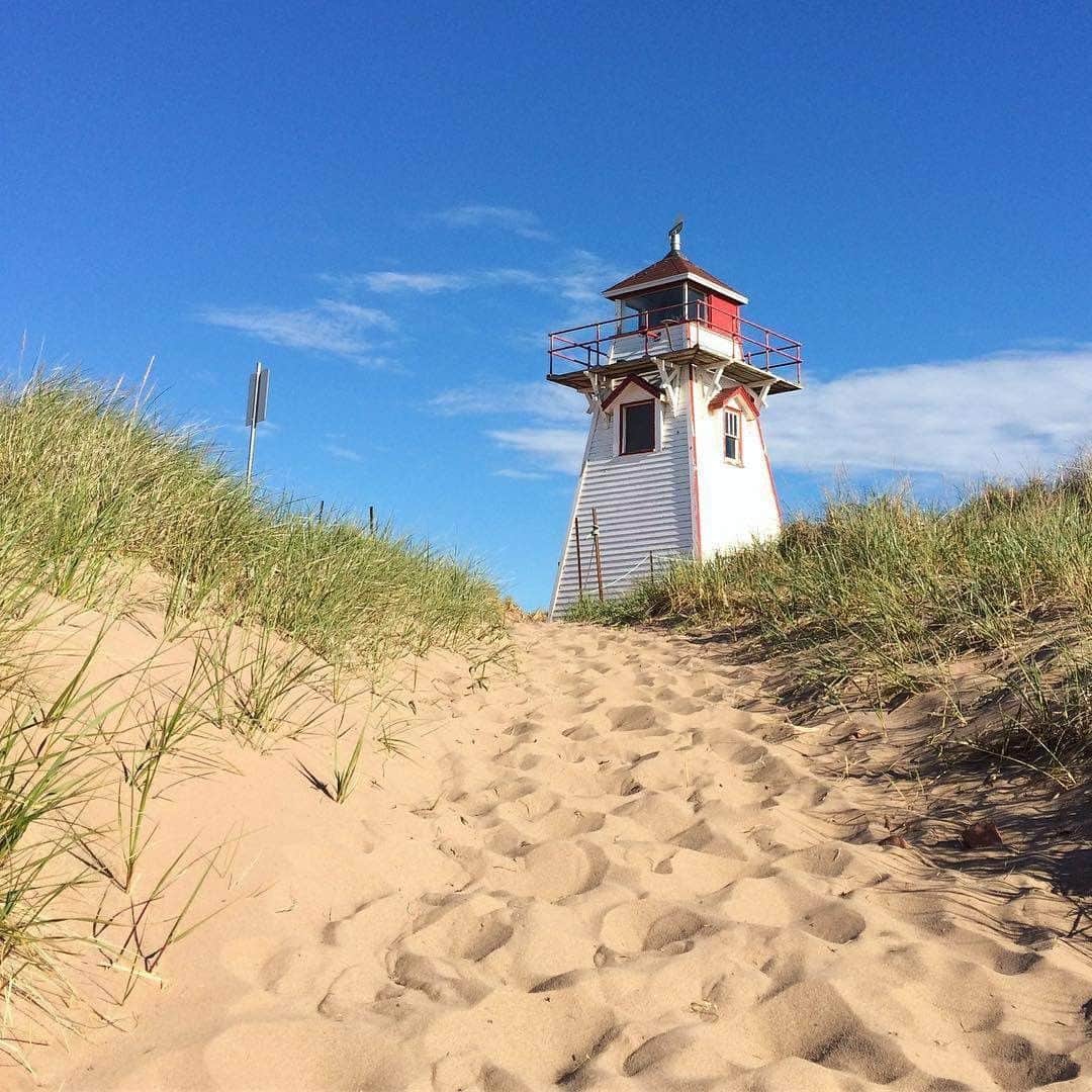 Explore Canadaさんのインスタグラム写真 - (Explore CanadaInstagram)「“You can't visit the Maritime provinces of Canada without spotting a few lighthouses! This is Covehead Harbour Lighthouse on the north shore of Prince Edward Island. It's one of 50 lighthouses which surrounded the island and it protected against shipwrecks. Some have had to be moved inland over the years as the coast has been eroded and others aren't in use any more, but they're looked after by local community groups and make a great photo op on a sunny day.”⁠ ⁠  - We love hearing about your travel experiences around Canada. If you’re local to PEI or another Maritime province, exploring the lighthouses makes for a great summer day out! ⁠ ⁠ #ExploreCanada⁠ ⁠ *Know before you go! Check the most up-to-date travel restrictions and border closures before planning your trip.*⁠ ⁠ ⁠ 📷 + caption: @lucydodsworth⁠ 📍: @tourismpei⁠ ⁠ #ExplorePEI⁠」7月31日 0時01分 - explorecanada