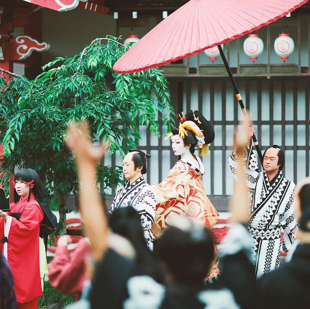 江戸ワンダーランド 日光江戸村のインスタグラム：「・ 喝采  Applause 夏の声が聞こえます。I can hear the voice of summer. ・ ・ #oiran #kimono #edo #花魁道中 #花魁 #貸衣装 #いざ江戸へドロン #edowonderland #江戸ワンダーランド日光江戸村」