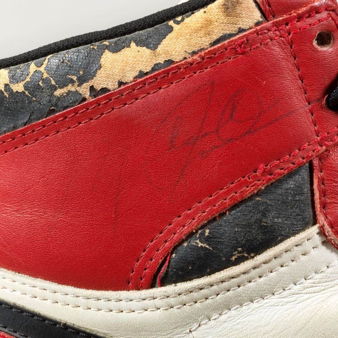 クリスティーズさんのインスタグラム写真 - (クリスティーズInstagram)「Original Air: Michael Jordan Game-Worn and Player Exclusive Sneaker Rarities is now open for bidding! 🏀 👟⠀ .⠀ On August 25, 1985, Michael Jordan travelled to Trieste, Italy to participate in a Nike-sponsored exhibition game. Wearing this Air Jordan 1 High "Chicago", Jordan scored 30 points. The most memorable play of the game was Jordan's remarkable dunk, so powerful, it shattered the glass backboard into thousands of pieces – one of those pieces still remains in the sole of his left shoe being offered for sale!⠀ .⠀ Follow link in bio to browse and bid.⠀ .⠀ Public Exhibition at Christie's New York (by appointment) until 13 August.⠀ .⠀ Air Jordan 1 High "'Shattered Backboard' Origin Story," Game-Worn Signed Sneaker. Nike, 1985. Estimate: $650,000-850,000.⠀ .⠀ Original Air: Michael Jordan Game-Worn and Player Exclusive Sneaker Rarities. 30 July–13 August, online.⠀ .⠀ #michaeljordan #airjordan #nike #nikeair #luxury #luxurysneakers #sneakers #chicagobulls #basketball」7月31日 0時01分 - christiesinc
