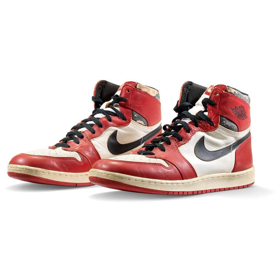 クリスティーズさんのインスタグラム写真 - (クリスティーズInstagram)「Original Air: Michael Jordan Game-Worn and Player Exclusive Sneaker Rarities is now open for bidding! 🏀 👟⠀ .⠀ On August 25, 1985, Michael Jordan travelled to Trieste, Italy to participate in a Nike-sponsored exhibition game. Wearing this Air Jordan 1 High "Chicago", Jordan scored 30 points. The most memorable play of the game was Jordan's remarkable dunk, so powerful, it shattered the glass backboard into thousands of pieces – one of those pieces still remains in the sole of his left shoe being offered for sale!⠀ .⠀ Follow link in bio to browse and bid.⠀ .⠀ Public Exhibition at Christie's New York (by appointment) until 13 August.⠀ .⠀ Air Jordan 1 High "'Shattered Backboard' Origin Story," Game-Worn Signed Sneaker. Nike, 1985. Estimate: $650,000-850,000.⠀ .⠀ Original Air: Michael Jordan Game-Worn and Player Exclusive Sneaker Rarities. 30 July–13 August, online.⠀ .⠀ #michaeljordan #airjordan #nike #nikeair #luxury #luxurysneakers #sneakers #chicagobulls #basketball」7月31日 0時01分 - christiesinc