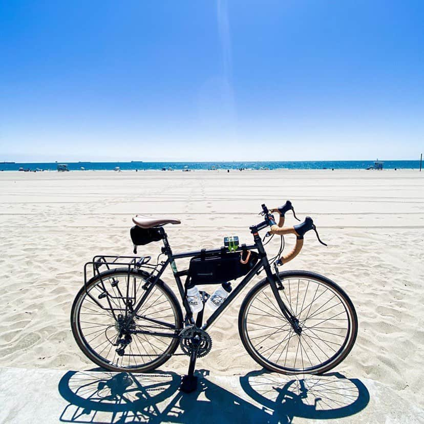 Fuji Bikesさんのインスタグラム写真 - (Fuji BikesInstagram)「A fully loaded #FujiTouring taking a alittle breather at the beach.   📷: @bruisersbh #beach #touring #adventure #travel」7月31日 0時18分 - fujibikes