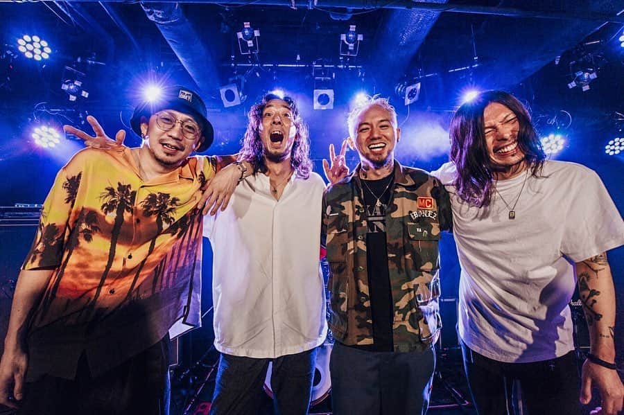 T$UYO$HIさんのインスタグラム写真 - (T$UYO$HIInstagram)「-Speak True- 配信終了しました 観てくれたみんな改めてありがとう 本当はね。そりゃLIVE会場でLIVEがしたかった 全国に行きたかったよ  渋谷THE GAMEから配信して一曲だけLIVEして 家に帰って翌日 改めてエンドロール観てたら BONEZの事を好きな人が 全国にいるんだ…って 生活の中にBONEZがある姿を観てすげーグッときたよ ツアーん時に撮った写真とかも懐かしかった  本当に嬉しかったよ ありがとう  早くみんなの目の前で LIVEがしたいな  photo by @ysz.photo   #thebonez#speaktrue #shibuyathegame  #inawashiro #combutguitars #musicsavedmylife #msml」7月31日 0時13分 - tsuyoshi_ptp