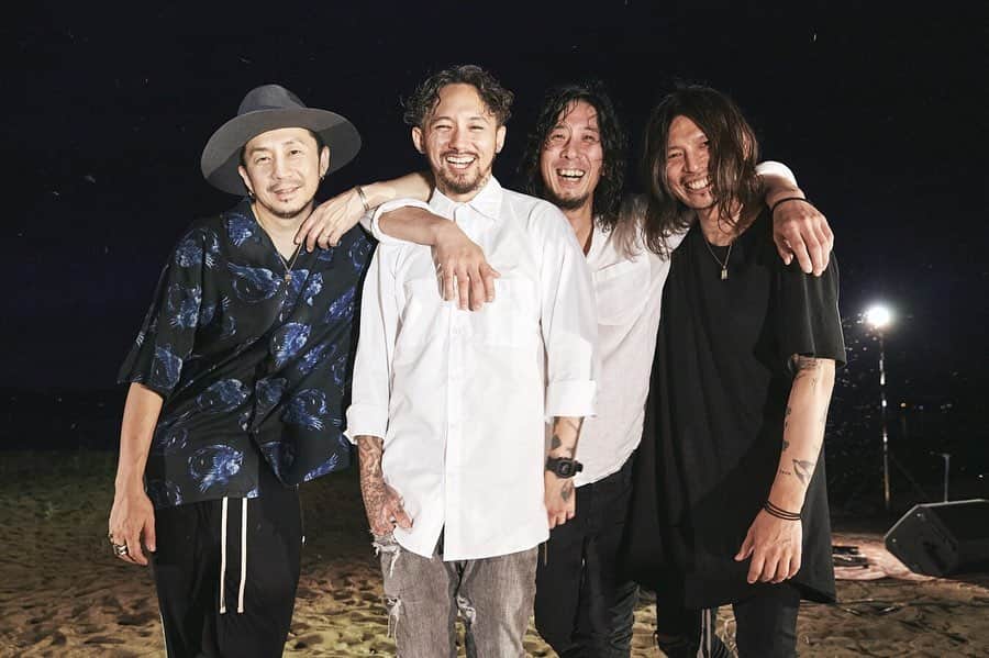 T$UYO$HIさんのインスタグラム写真 - (T$UYO$HIInstagram)「-Speak True- 配信終了しました 観てくれたみんな改めてありがとう 本当はね。そりゃLIVE会場でLIVEがしたかった 全国に行きたかったよ  渋谷THE GAMEから配信して一曲だけLIVEして 家に帰って翌日 改めてエンドロール観てたら BONEZの事を好きな人が 全国にいるんだ…って 生活の中にBONEZがある姿を観てすげーグッときたよ ツアーん時に撮った写真とかも懐かしかった  本当に嬉しかったよ ありがとう  早くみんなの目の前で LIVEがしたいな  photo by @ysz.photo   #thebonez#speaktrue #shibuyathegame  #inawashiro #combutguitars #musicsavedmylife #msml」7月31日 0時13分 - tsuyoshi_ptp