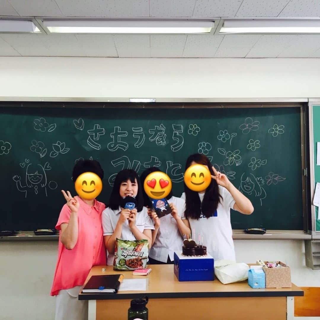 岡田美里さんのインスタグラム写真 - (岡田美里Instagram)「ミス東大の秘密⑤  終わったと見せかけてまた始まったミス東大の秘密シリーズ第5弾です。 今回の秘密は「韓国語話せます！！」  小学校からKPOPにハマって、それをきっかけに韓国語を勉強するようになりました😌 高校生の時には1ヶ月留学して、現地の高校に通いました。(写真3.4枚目) そのときのホストファミリーにはチマチョゴリを購入していただいたりととても良くしてもらって、今も家族ぐるみの仲なんです🥰 帰る時にはみんながケーキでサプライズしてくれて泣きそうになったところ、定番の울지마(泣かないで)コールで余計に泣いてしまいました😂  한국에 있는 내 친구들 고마워ㅠㅠ  そして大学に入り、第二外国語で韓国語を選択しました！ そこで韓国語の授業をたくさんとって文法や単語について本格的に勉強しました✏️ 5枚目は1年の五月祭でホットク屋をしたときにチマチョゴリで売り子をした写真です😂 また昨年には韓国語能力試験の6級を取得しました！！(6級が1番上です…！)  まだまだ勉強中ですが、韓国に旅行に行ったときには韓国語が使えるので母や友達のガイドになります✨(2.6枚目) リクエストがあれば、どうやって韓国語を勉強したかや、韓国のおすすめスポットなどもお話できたらいいなと思います☺️  #ミス東大 #韓国好きな人と繋がりたい #韓国旅行 #韓国語勉強 #韓国語 #韓国語勉強中の人と繋がりたい」7月31日 0時27分 - okada__misato