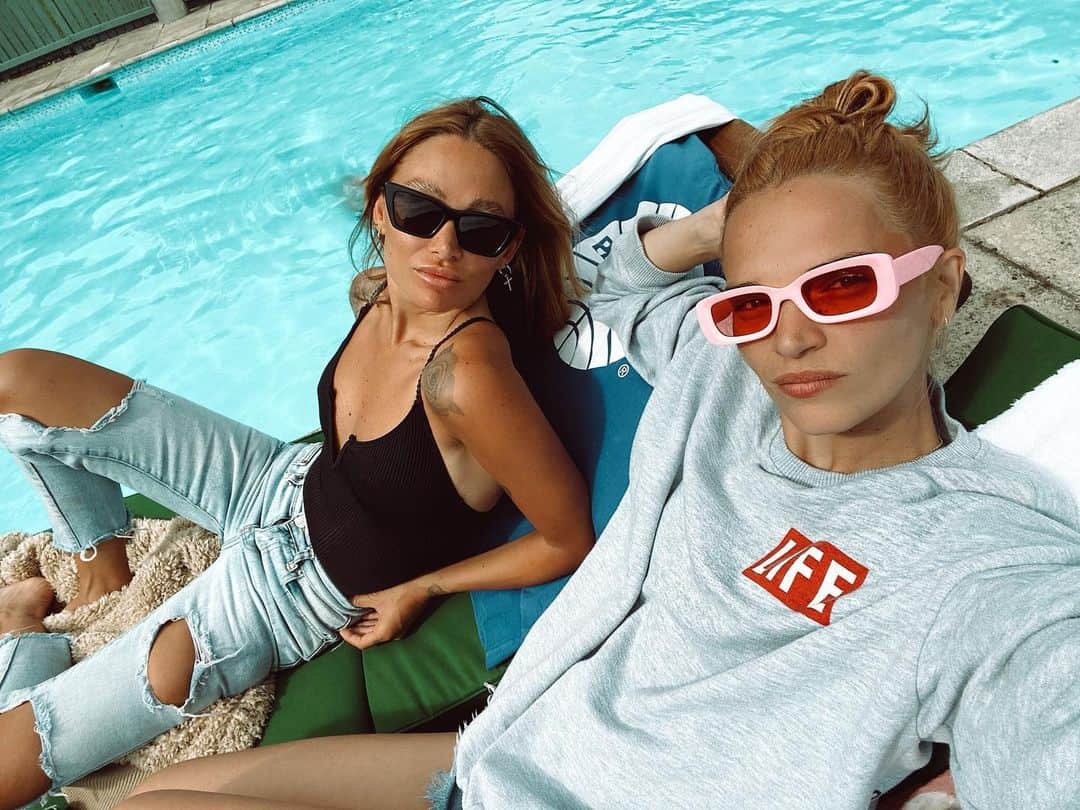 ルー・ティーズデールのインスタグラム：「Roaring twenties tossing pennies in the pool」