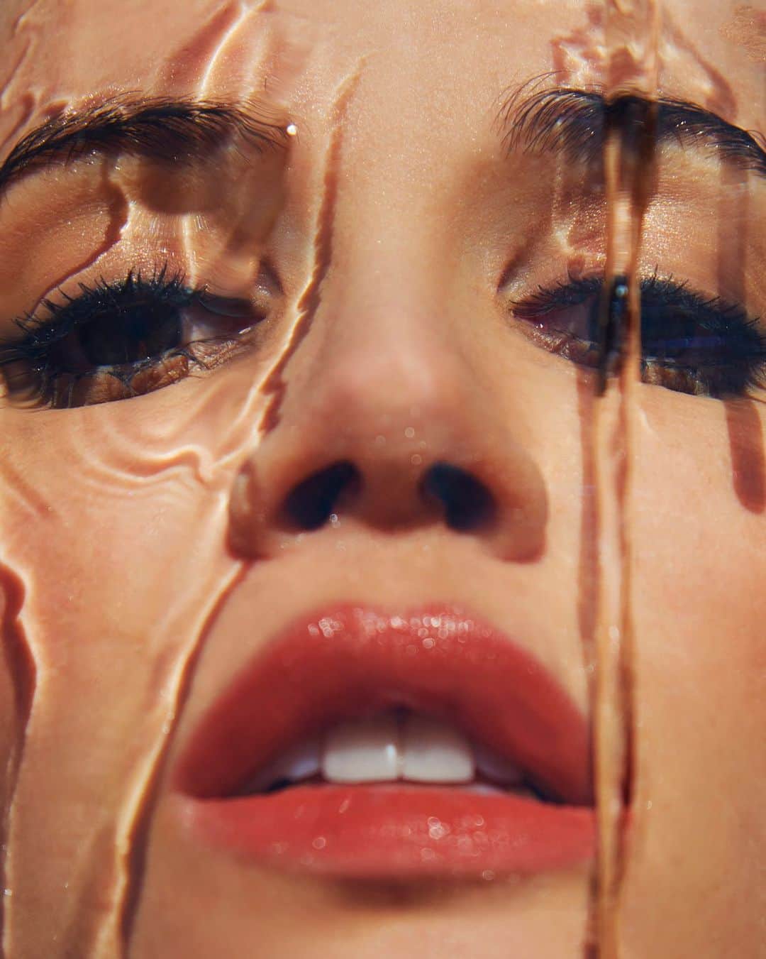 Smashboxのインスタグラム：「@ladygaga @arianagrande PLZ RAIN ON ME my makeup won't budge I swear.」