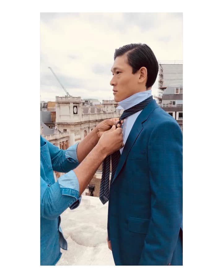 ギーブス&ホークスのインスタグラム：「Behind the scenes from our AW20 campaign shoot this week! Photographer @charliecummings  Model @sheldon_chang  #gievesandhawkes #aw20」