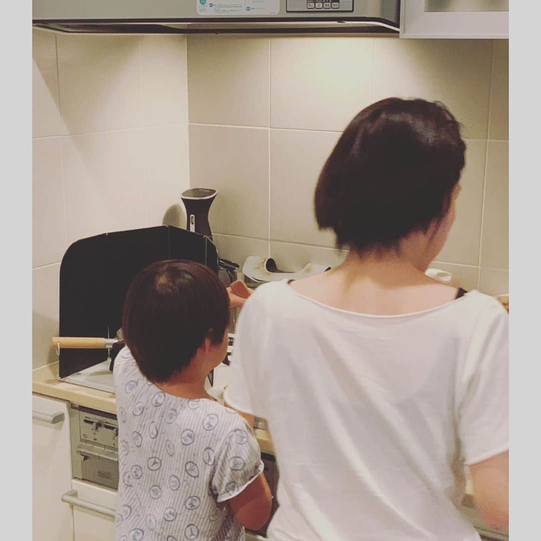 木村了さんのインスタグラム写真 - (木村了Instagram)「#我が家  娘が学校から持ち帰ったジャガイモで料理。  #奥さんと娘 #生きててよかった  #こんな光景が幸せ  #こうして #母から娘へ  #伝わっていく #父として #見れる幸せ #噛み締めて #見守る」7月31日 0時25分 - r_k0923