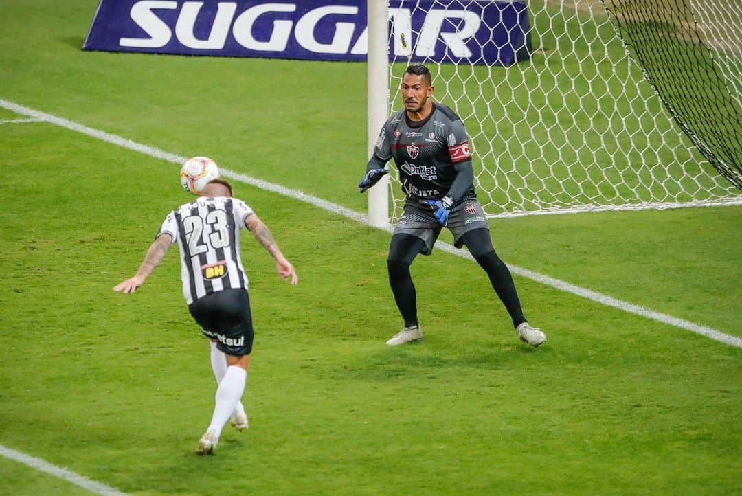 ナタンのインスタグラム：「Feliz em completar 50 jogos com essa camisa 🐔💪🏻 +1 gol ⚽️」
