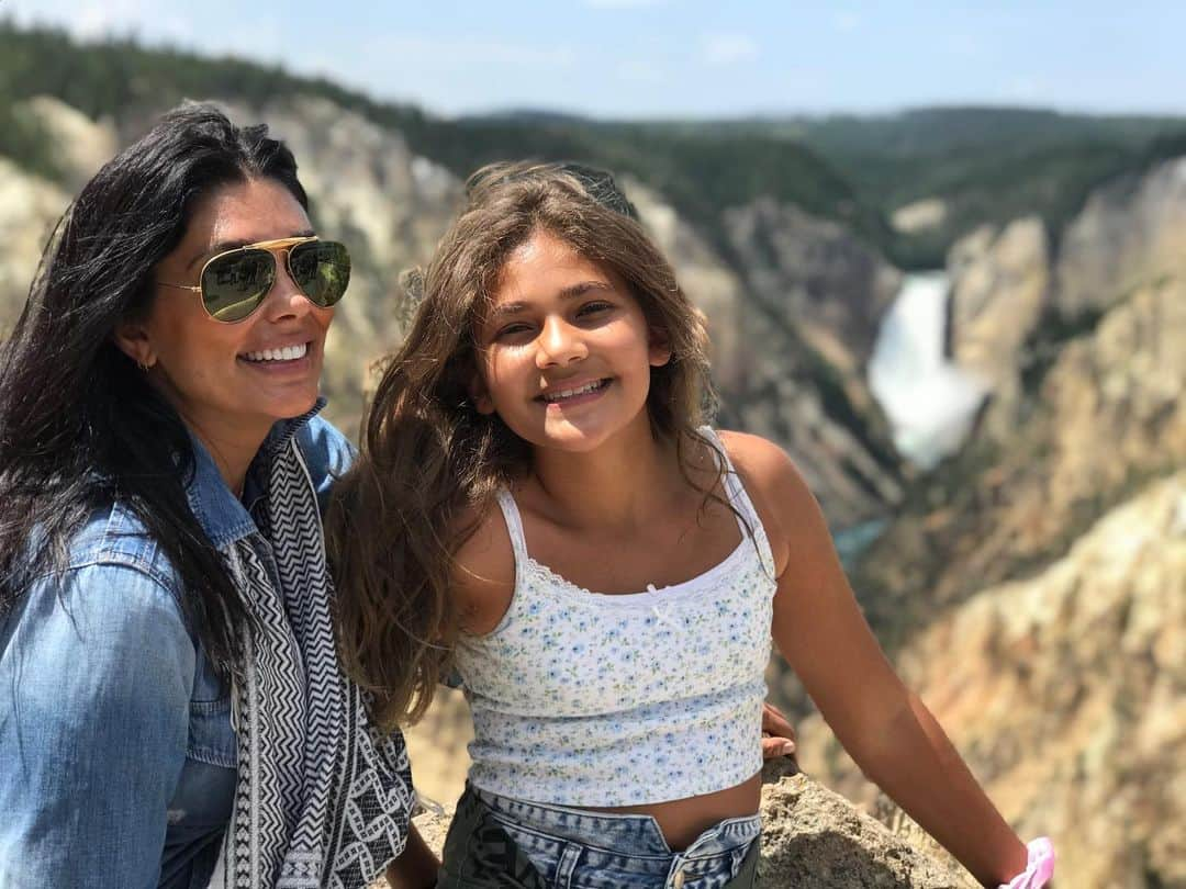 レイチェルロイさんのインスタグラム写真 - (レイチェルロイInstagram)「Pull up a seat & pick me up from this hike in a week. I could of sat here for days; truly. 💙 Artist Point, YellowStone   In the Smithsonian Museum in Washington DC is a famous artist’s rendering of this exact spot in the 1800s that helped establish these lands into a national park..  #rachelroy  #artistpointyellowstone」7月31日 0時27分 - rachel_roy