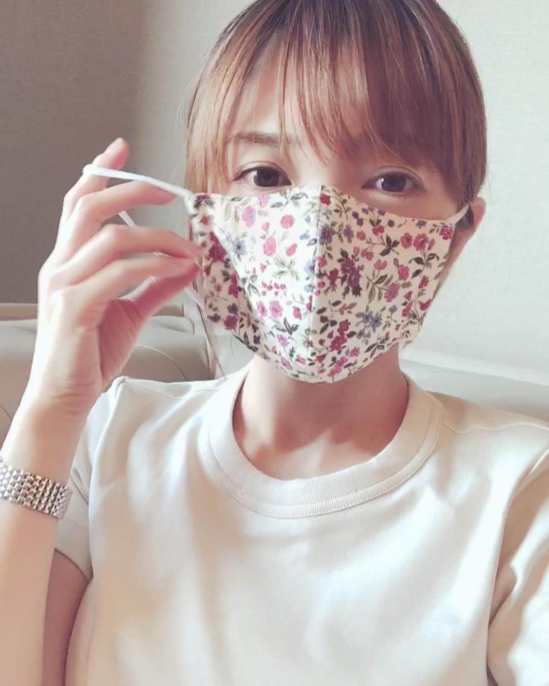 田中涼子のインスタグラム：「友達のお母さんが﻿ 作ってくれた花柄マスク🥰﻿ ﻿ 娘のワンピースとお揃いっ♡﻿ ﻿ ﻿ pic3 選びきれなくてたくさん買っちゃった生地が﻿ こんな可愛いくなるなんて‼︎‼︎﻿ ﻿ 今まで作ってくださったベビー用品も﻿ 既製品より可愛いくてずっと愛用してる🥰﻿ ﻿ ﻿ また時間出来たときに﻿ ちゃんと写真撮ろう🙌🏻✨﻿ ﻿ ﻿ #手作りマスク﻿ #ハンドメイド﻿ #ベビー服﻿ #ベビー用品」