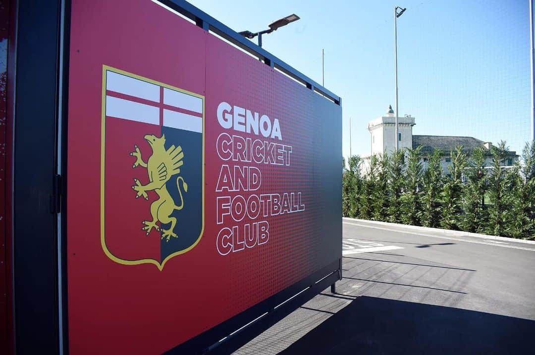 ジェノアCFCさんのインスタグラム写真 - (ジェノアCFCInstagram)「‪⚽️ A breve la ripresa al #CentroSignorini. ‬  ‪🔴🔵 #GenoaVerona ‬」7月31日 0時37分 - genoacfc