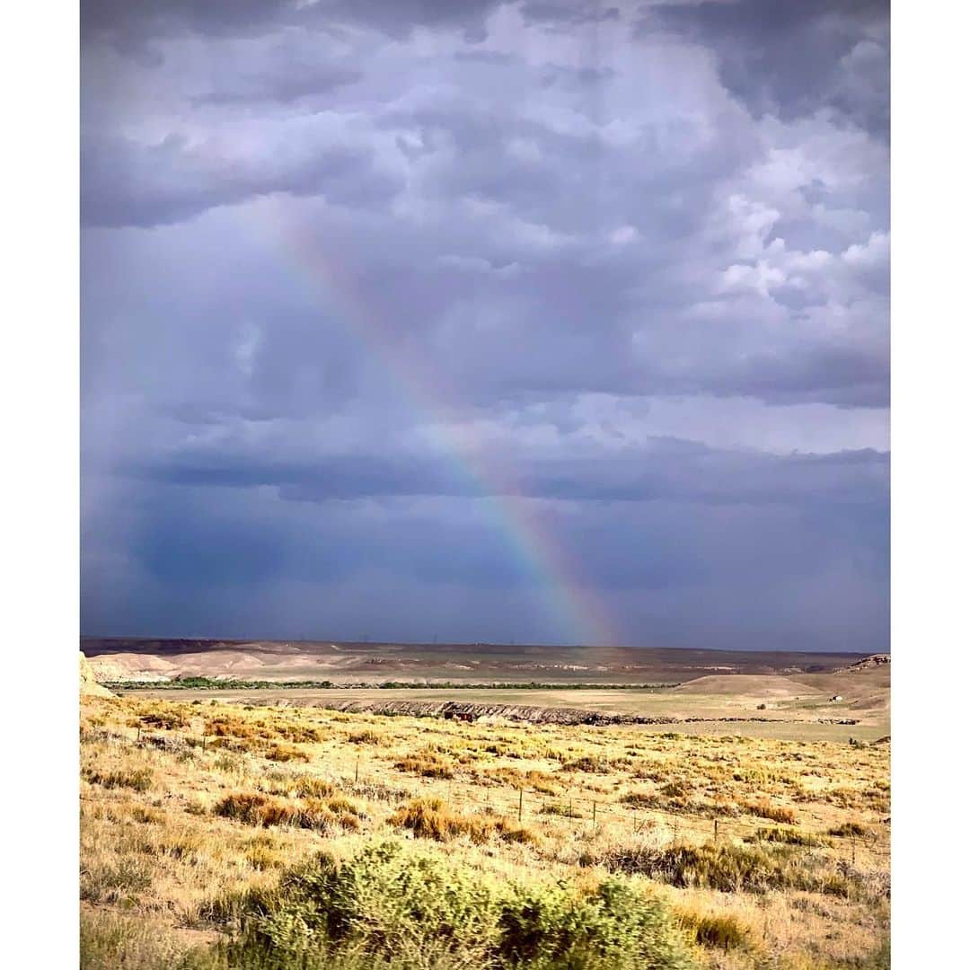 ジェニー・ガースさんのインスタグラム写真 - (ジェニー・ガースInstagram)「every rainbow is a sign of hope 🌈  my @fionaeveee captured this on our journey. we hope it brightens your day ❤️」7月31日 0時42分 - jenniegarth