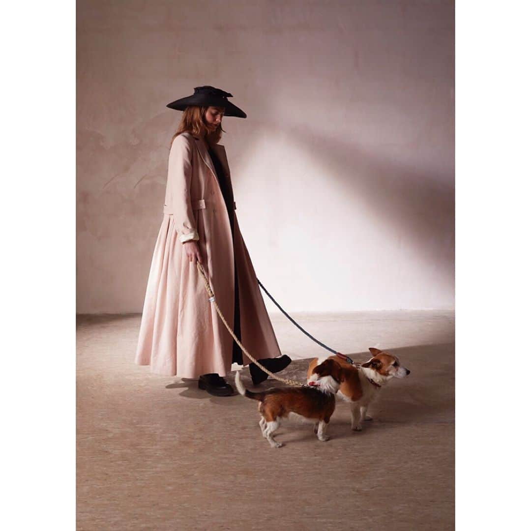 のインスタグラム：「A Walter & Wilfred kind of day. @christina_strutt @claudialeggephoto @madeleinemacgreevy #madewithlove #limitededition #summer #shoplocal #makelocal #madetolast #cabbagesandroses #cabbagesandrosesfashion #british #britishfashion #buybetter」