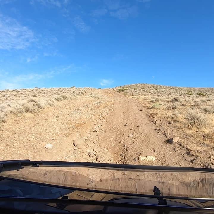 ストーン・コールド・スティーブ・オースチンのインスタグラム：「ADRENALINE MACHINE  LOCATION: PARTS UNKNOWN  Savatage Hall of the Mountain King  #4x4 #offroad #krx #trailedition #hellyeah  #heavymetal #savage #strong」