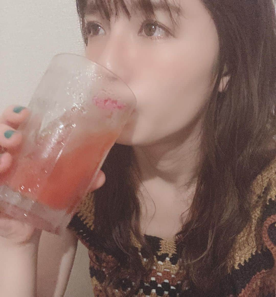 皆本麻帆さんのインスタグラム写真 - (皆本麻帆Instagram)「たのしかったぁ 優しい時間だったなぁ。。  お疲れ様でした♡  ありがとう♡♡  ひとまず、 #トマト割りで #お疲れ様でした #乾杯 #女優倶楽部のfive  #第一シーズン #終演  また明日〜👐🏼」7月31日 0時50分 - mmaho0421