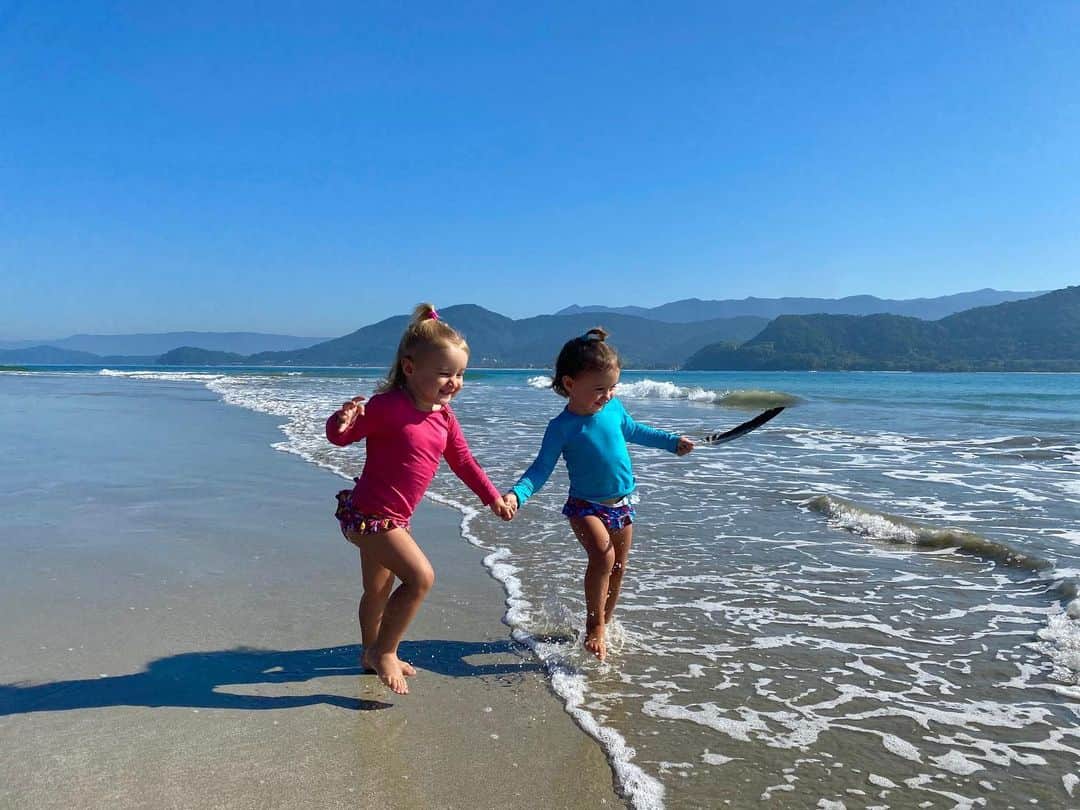 シェイラ・カストロのインスタグラム：「Muitas vezes precisamos de uma mãozinha pra nos ajudar a sair de situações difíceis. Fazer tudo sozinho é muito mais difícil! Marquem aí as pessoas que vcs podem contar sempre em qualquer situação, que vai segurar sua mão em todos os momentos, nas alegrias, e principalmente nos mais complicados!!! Né @fabiclaudino e @daherthaisa!!!」
