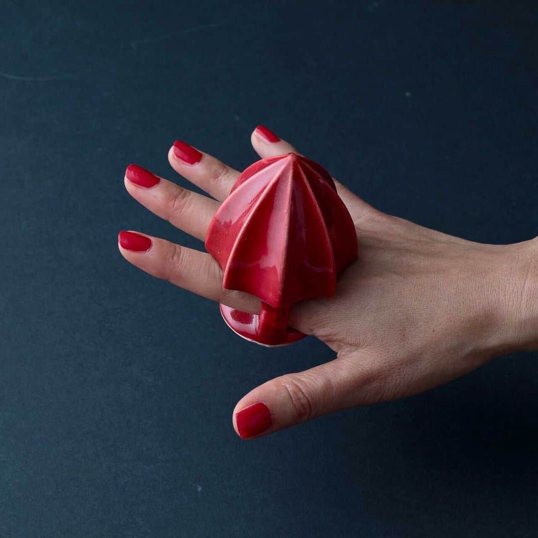 Design Milkさんのインスタグラム写真 - (Design MilkInstagram)「Would you wear a juicer as a ring? 🤪 When we stumbled on @gnr8design's collaboration with NY design studio @Object.Rights – the Ring Juicer and Knuckle Juicer – we chuckled. These pieces feature a conventional reamer head paired with double finger holes for the Ring Juicer and an ergonomic knuckle-shaped handle for the Knuckle Juicer, forming decidedly unconventional takes on the classic kitchen and bar tool. 🍋 designmilk[dot]com」7月31日 6時22分 - designmilk