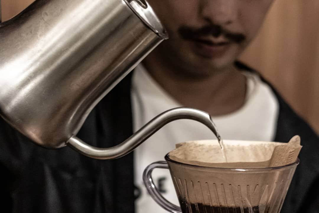 岡本圭司さんのインスタグラム写真 - (岡本圭司Instagram)「明後日は @_turner___ さん監修の特製コーヒーをCAFEにて提供します。 豆も特別に仕入れました。 是非1杯は飲んでもらえたら嬉しいです。 コーヒーが苦手な方にはシュワっとした炭酸のコーヒートニックもあります。 めちゃくちゃ美味しいので是非お試しあれ～ #kingscoffee #coffee #cafe #gop07 #大阪kings #lifestyle #夏は冬のためにある」7月31日 0時56分 - hywod_kj
