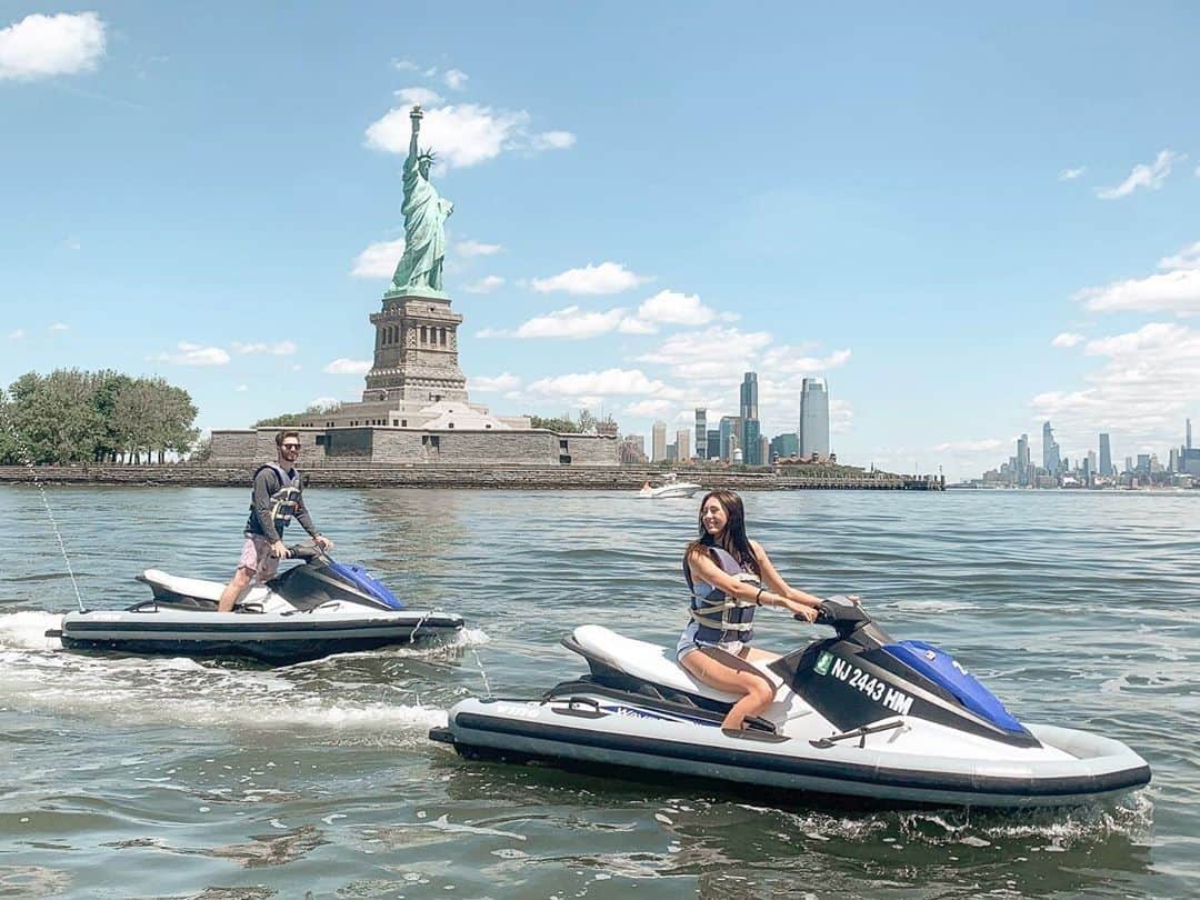Visit The USAさんのインスタグラム写真 - (Visit The USAInstagram)「"Seeing the city in a new way!" 🗽 See New York City from a new perspective by exploring the Hudson River on a jet ski! From the Statue of Liberty to Ellis Island, there is so much to see from the water! 🌊 Tag a friend you would try this with! 📸 : @blissfully.brunette #VisitTheUSA #TogetherInTravel」7月31日 1時00分 - visittheusa
