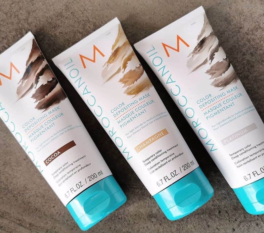 Moroccanoilさんのインスタグラム写真 - (MoroccanoilInstagram)「Color looking lackluster between salon visits? The right #ColorDepositingMask can refresh, enhance, or tone your haircolor (not to mention leave strands softer and shinier). ✨   From L ➡️ R COCOA 🍫 A deep brown that adds chocolatey richness to light–medium brunette shades.   CHAMPAGNE 🥂 A warm blonde that adds sparkling golden tones to light–medium blonde shades.   PLATINUM 💎 An icy cool blonde for use on light to medium blonde hair. Pro Tip: Pair with Blonde Perfecting Purple Shampoo to further banish brassiness.」7月31日 1時00分 - moroccanoil