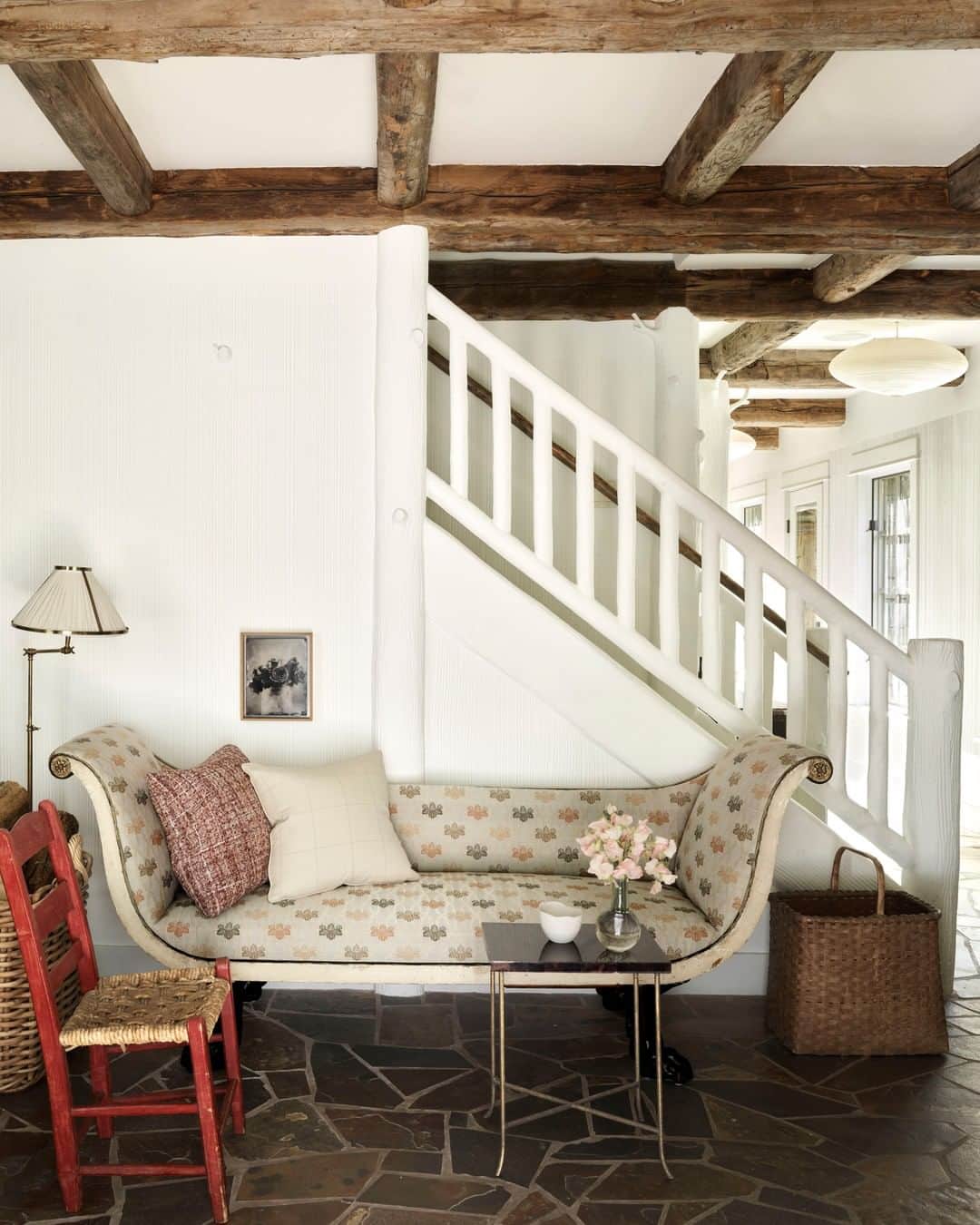 ELLE DECORさんのインスタグラム写真 - (ELLE DECORInstagram)「In a charming Jackson Hole lodge, interior designer @jeffreybilhuber was able to bring a modern charisma into the rustic spaces by incorporating geometric patterns and colors throughout. In the entry, the Galerie des Lampes lamp is from @johnrosselliassociates, and the settee is the client’s own. Click the link in bio for the full home tour, as seen in our Summer 2020 issue. Produced by @dmmaciver. Photography by @douglasfriedman.」7月31日 1時00分 - elledecor