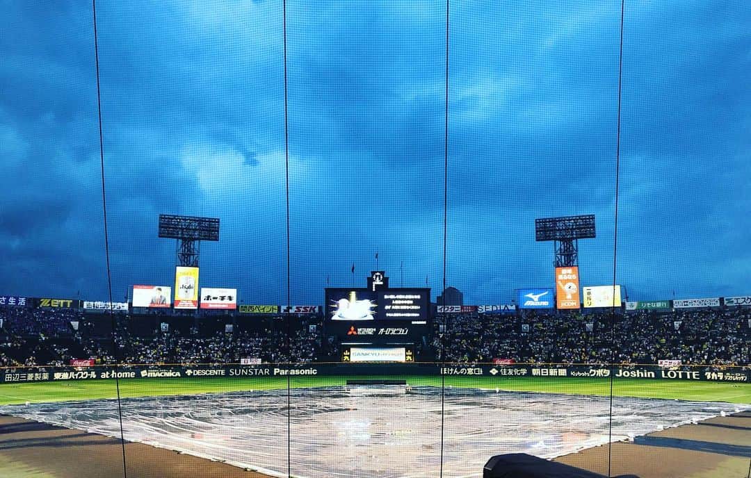 平松翔馬さんのインスタグラム写真 - (平松翔馬Instagram)「【リベンジ】 【プロ野球実況デビュー】  「ヒラマツは目の前が真っ暗になった。」 某ゲームで闘いに敗れた時に出てくるあのフレーズ。 まさか実体験するとは思わなかった。  去年の8/29 試合開始前17時過ぎから突如目の前が見えなくなるほど降った大雨。 それは1人の男の夢を打ち砕いた。 ある先輩は言った 「お前にはまだ野球の放送席は早かったと神様が言ってたんだ」 その言葉で僕はなんとか切り替えることができた。  あれからおよそ1年。 ついにその時がきた。  これまでやってきたことを信じて、がんばります。  #しょーもない前置きが #長くなりましたが #明日 #いや正確には今日 #7/31阪神対DeNA戦 #実況デビューします  #解説は#藪恵壹さん#赤星憲広さん#副音声は#トクサン#アニキ#ライパチさん #読売テレビ #午後7時からです！ #みんな10チャンつけてね #てるてる坊主 #晴れますように！」7月31日 1時00分 - shoma.hiramatsu_ytv