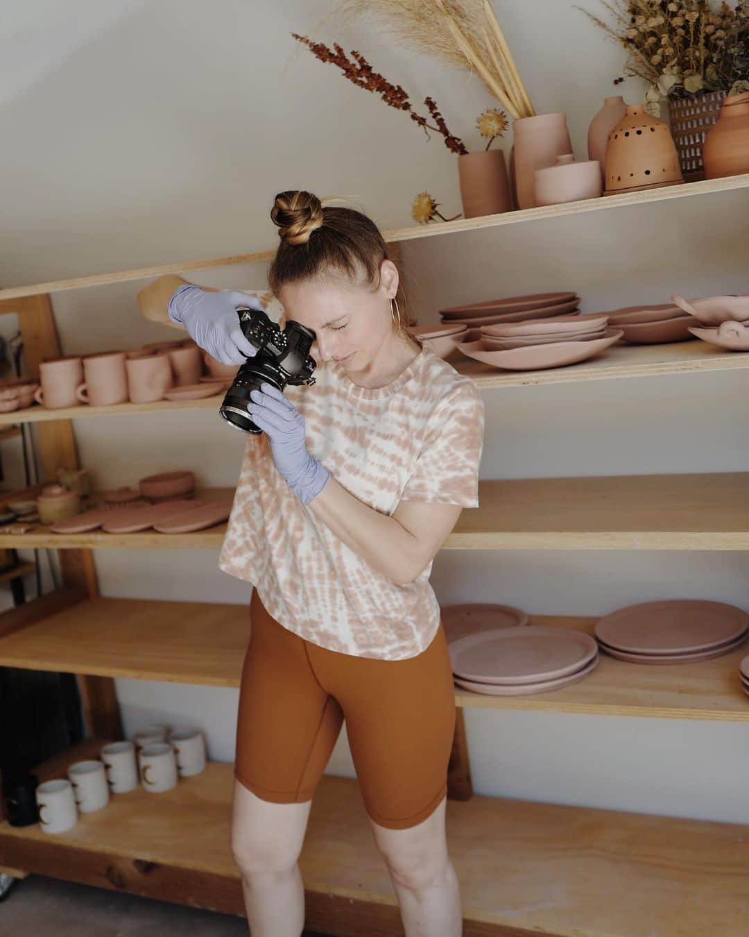 ニッキー・リードさんのインスタグラム写真 - (ニッキー・リードInstagram)「This is how we do it. Here is my girl @earthandelement in her studio shooting her new ollas (which I bought three of because we have to support our ladies- more on the sentiment we both share on the importance of exchanging money for hand crafted art from friends later- AND more info on olla magic soon as my veggies grow!) As someone who also designs, creates and photographs all of my own product, I know the endless hours that go into developing your pieces and your vision - and then bringing them to life. Many don’t realize how unglamorous it is because Instagram shows only the shiny bits, so this is a behind the scenes appreciation post for this woman and the all around boss she is. I’m inspired by her always and grateful to work alongside such a visionary. From start to finish this girl does it all. Like so many of the female founded companies we know and love, she is out there making magic with her own hands- creating, operating, and running the show. #shoplocal」7月31日 1時10分 - nikkireed