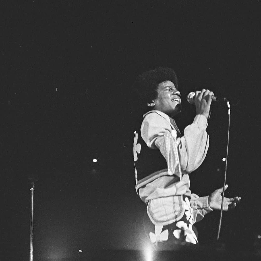 マイケル・ジャクソンさんのインスタグラム写真 - (マイケル・ジャクソンInstagram)「#TBT: Michael sings in Tokyo during the Jacksons 5’s tour of Japan 1973.」7月31日 1時02分 - michaeljackson