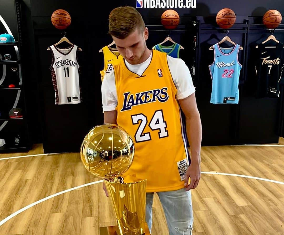 ティモ・ヴェルナーさんのインスタグラム写真 - (ティモ・ヴェルナーInstagram)「The NBA is back! And I’m going for the @lakers 🏀💪🏆 @nba  #WholeNewGame @nbaeurope」7月31日 1時03分 - timowerner