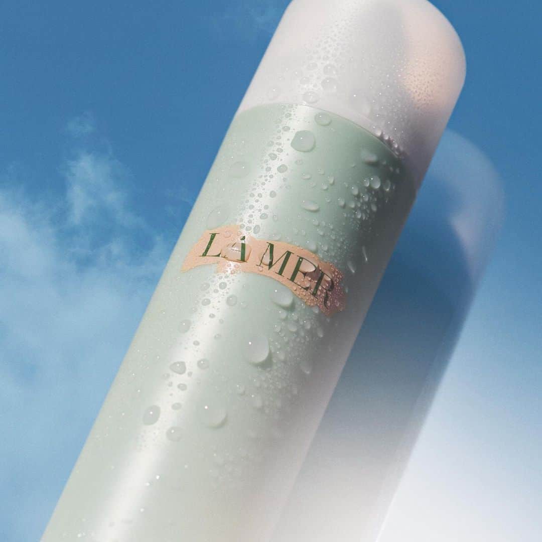 ドゥラメールのインスタグラム：「Have you tried The Reparative Body Lotion this summer? A nourishing formula infused with sea-sourced energies, this lotion restores sunkissed skin from dehydration.」