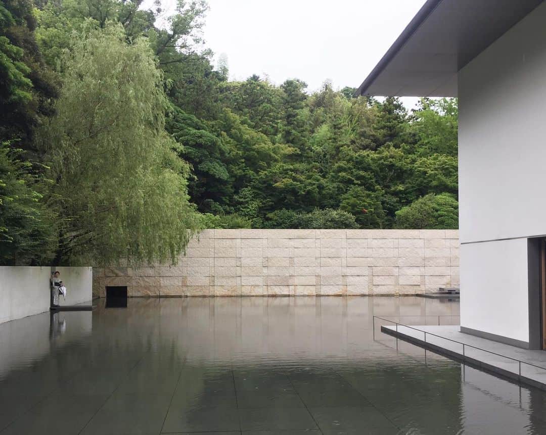 やけのはらさんのインスタグラム写真 - (やけのはらInstagram)「新潟、金沢。  金沢の#鈴木大拙館 は、展示少なめで思ってたのと違った……(建築は凄い)。  #綿ヶ滝」7月31日 1時05分 - yakenohara_taro