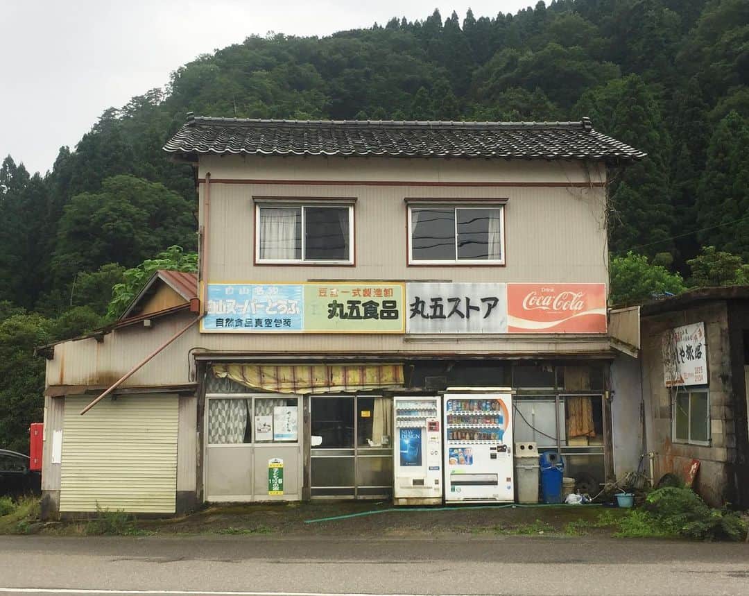 やけのはらさんのインスタグラム写真 - (やけのはらInstagram)「新潟、金沢。  金沢の#鈴木大拙館 は、展示少なめで思ってたのと違った……(建築は凄い)。  #綿ヶ滝」7月31日 1時05分 - yakenohara_taro