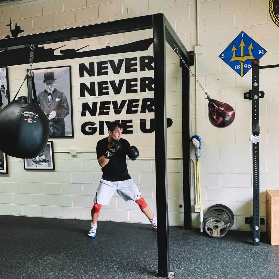 ゲンナジー・ゴロフキンのインスタグラム：「Gloves on, always the best feeling 🥊  В перчатках всегда лучше 💥🥊」