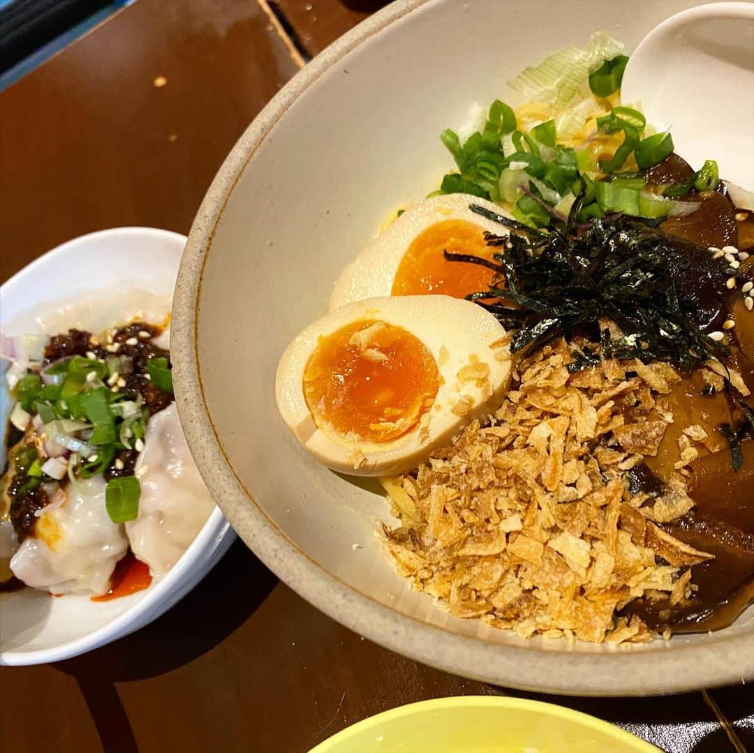 のインスタグラム：「・ @dumpling.darlings で餃子と混ぜ麺？とドリンクのランチセット16ドル++😍 辛いのは得意じゃないけど、四川風の餃子が美味しかった❣️ どれもまた食べたくなる味😋 ・ 広くはない店内なのにベビーチェアもあったので子連れでも行きやすい♬ ・ その後はMy Awesome Caféでキラキラのお皿を眺めてきました🤩 ・ この辺、気になるお店がたくさんある💕 ・ ・ #dumplingdarlings」