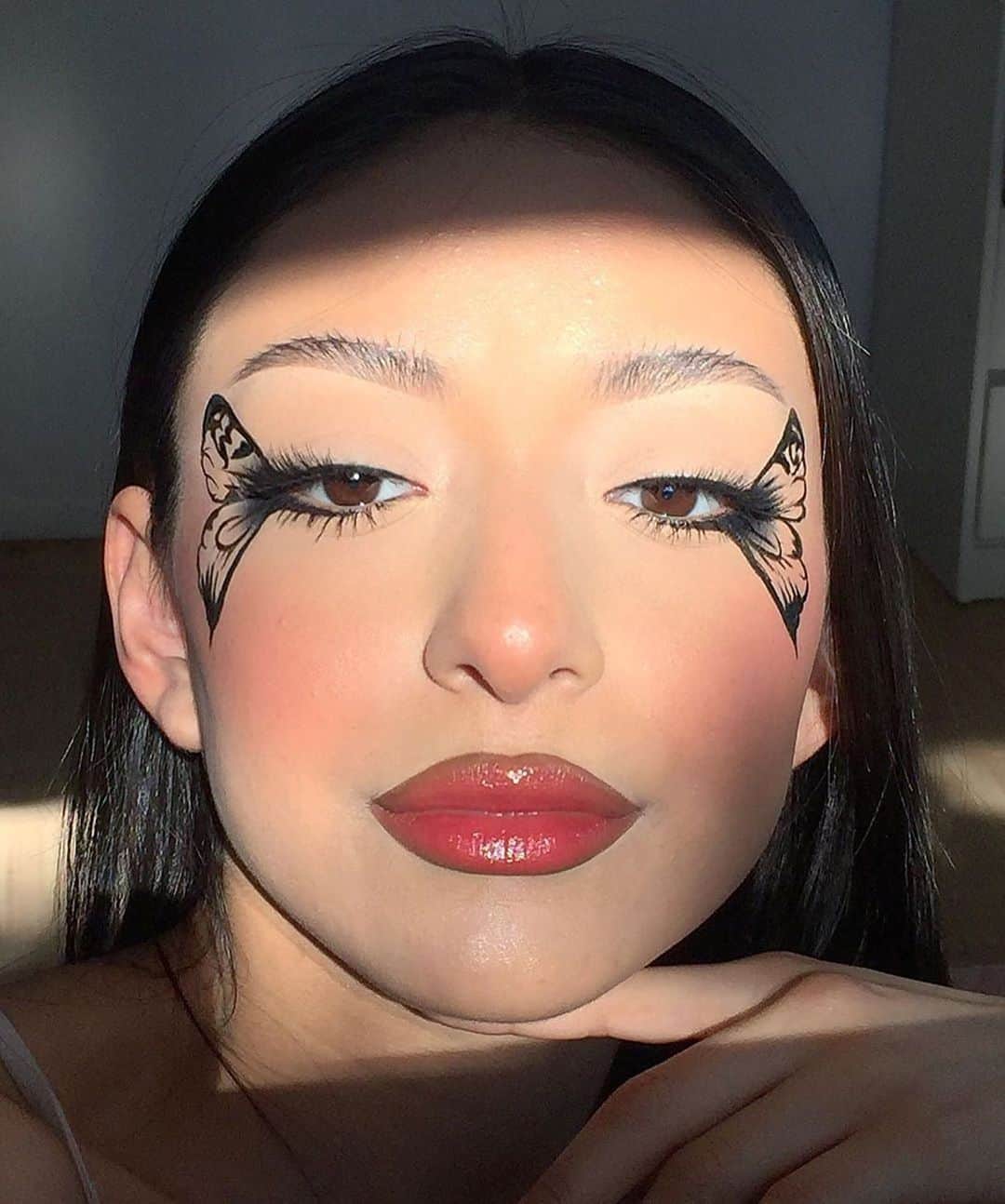 Milk Makeupさんのインスタグラム写真 - (Milk MakeupInstagram)「we asked for ur fav 2020 beauty trends on Twitter and the top responses were butterflies + graphic liner.... look at our #studiofam angel @glamxbrit flawlessly combining them 💅🏼🦋 - drop ur fav trends in the comments and peep Brit's product breakdown below 👇🏼 👩🏻‍🎨Hydro Grip Primer 👩🏻‍🎨Blur + Set Matte Loose Setting Powder in Translucent Light 👩🏻‍🎨Lip + Cheek in Perk 👩🏻‍🎨Flex Highlighter in Iced」7月31日 1時20分 - milkmakeup