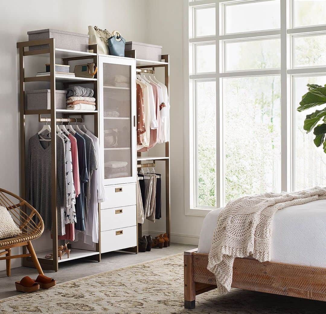 マーサ・スチュワートさんのインスタグラム写真 - (マーサ・スチュワートInstagram)「Struggling with limited closet space? @marthastewart48’s “The Everyday System” from @caclosets can help! Her customized system can be configured for all of your needs, whether you need to expand your existing closet space or you’re looking to create a standalone unit in your bedroom. Shop all of Martha’s systems for your bedroom, desk, kitchen, and more at the link in bio. 👆🏼」7月31日 1時22分 - marthastewart