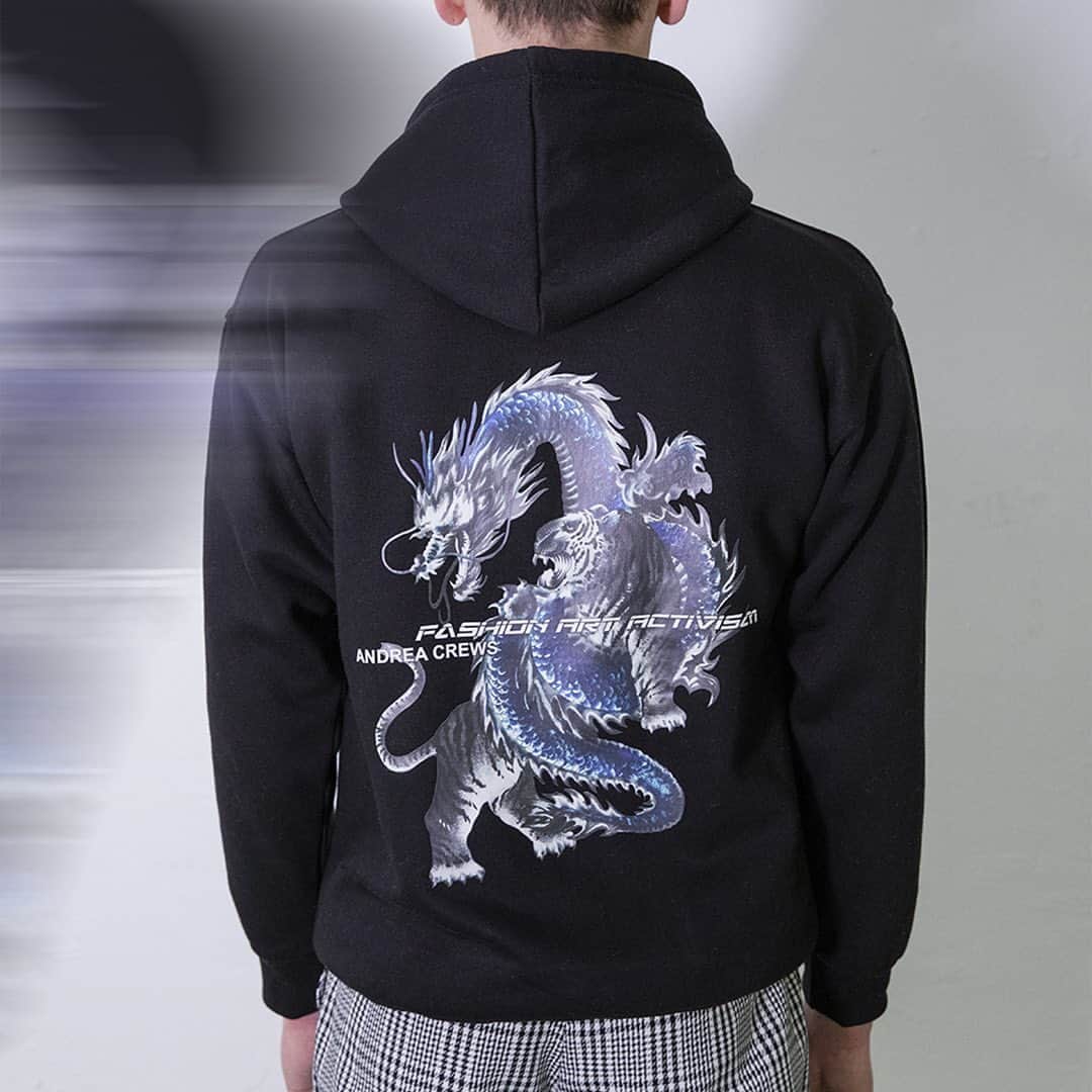 アンドレアクルーズさんのインスタグラム写真 - (アンドレアクルーズInstagram)「🐉 DRAGON HOODIE BLACK 🐉  Available instore and online (link in bio)  #dragon #hoodie #andreacrews #fashionrevolution #upcycling #fashionengagement #greenpower」7月31日 1時25分 - andrea_crews