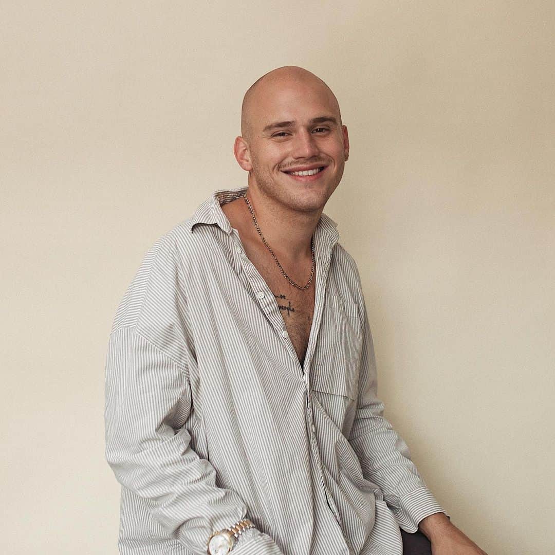ブランドン・シェイアのインスタグラム：「My song comes out tonight 🥴」