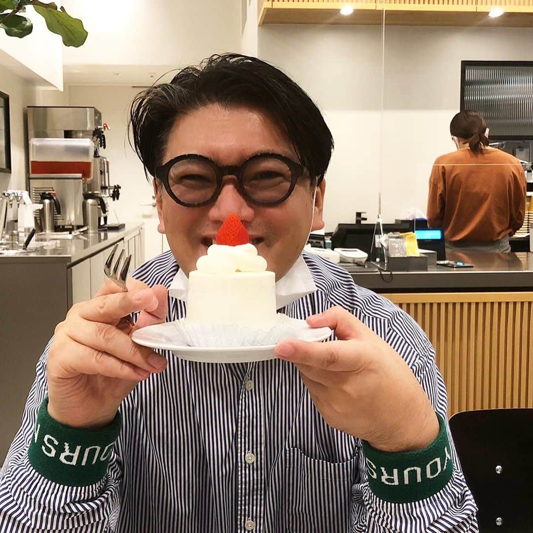 丸山敬太さんのインスタグラム写真 - (丸山敬太Instagram)「誘惑の甘いわなーーーーー  すっかりはまって満面の笑みですが。  マジで体重の増量が止まらない笑  ミッドタウンにPARIYAさんが出来てた。  夢のショートケーキ  @yuichiyoshii さんありがとう❤️」7月31日 1時38分 - keitamaruyama