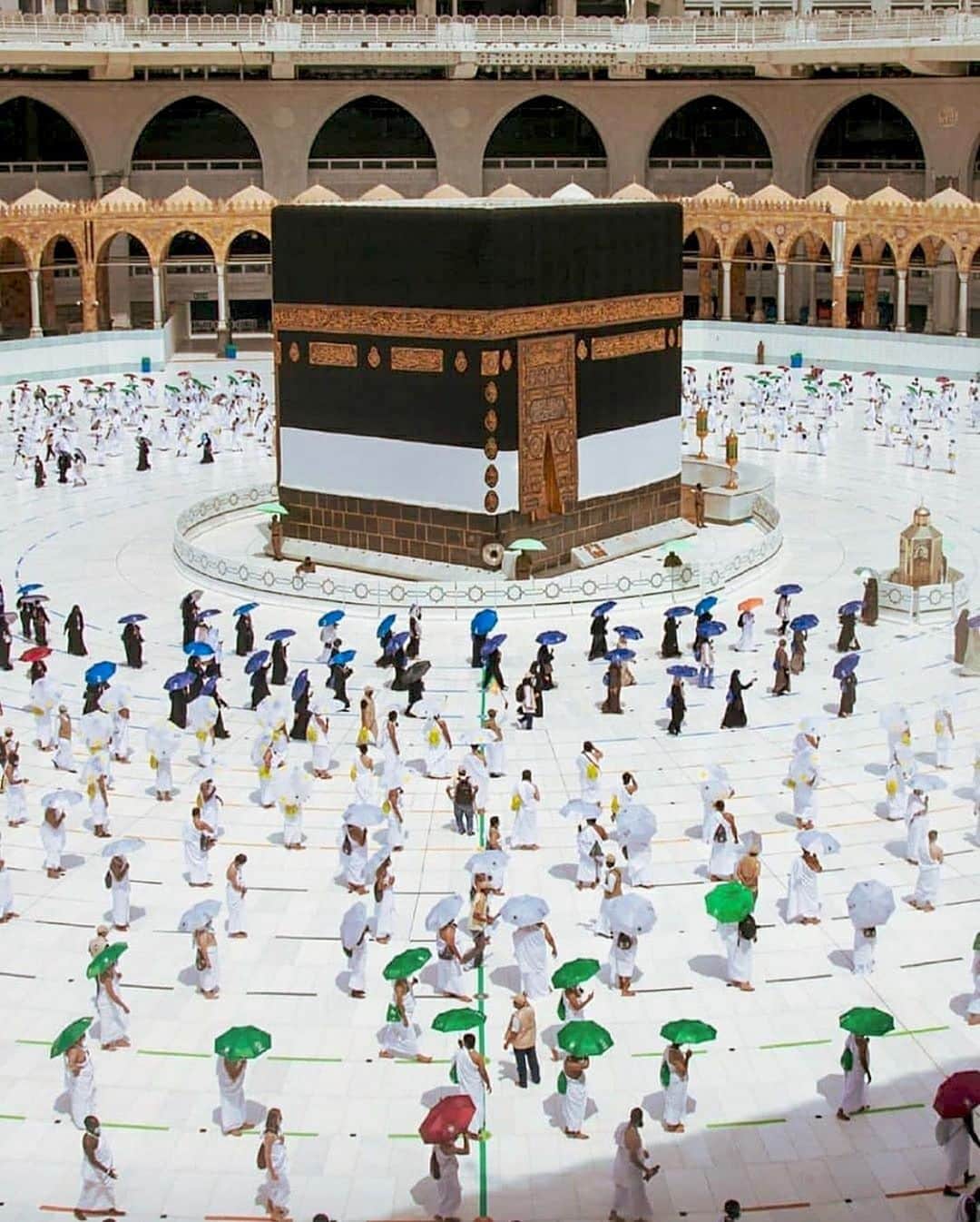 のインスタグラム：「Tawaaf looks drastically different this year. May we be blessed to visit Masjid Al-Haram again soon ❤️  ‎لَبَّيْكَ اللَّهُمَّ لَبَّيْكَ، لَبَّيْكَ لاَ شَرِيْكَ لَكَ لَبَّيْكَ، إِنَّ الْحَمْدَ وَالنِّعْمَةَ لَكَ وَالْمُلْكَ لاَشَرِيْكَ لَكَ」