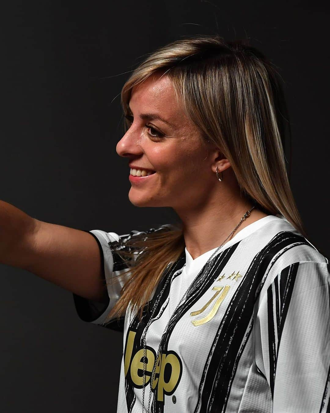 ユヴェントスFCさんのインスタグラム写真 - (ユヴェントスFCInstagram)「Golden Boys & Golden Girls in ⚫&⚪  Get our new Home Jersey now! (link in bio 📲 )  #LiveAhead」7月31日 1時46分 - juventus