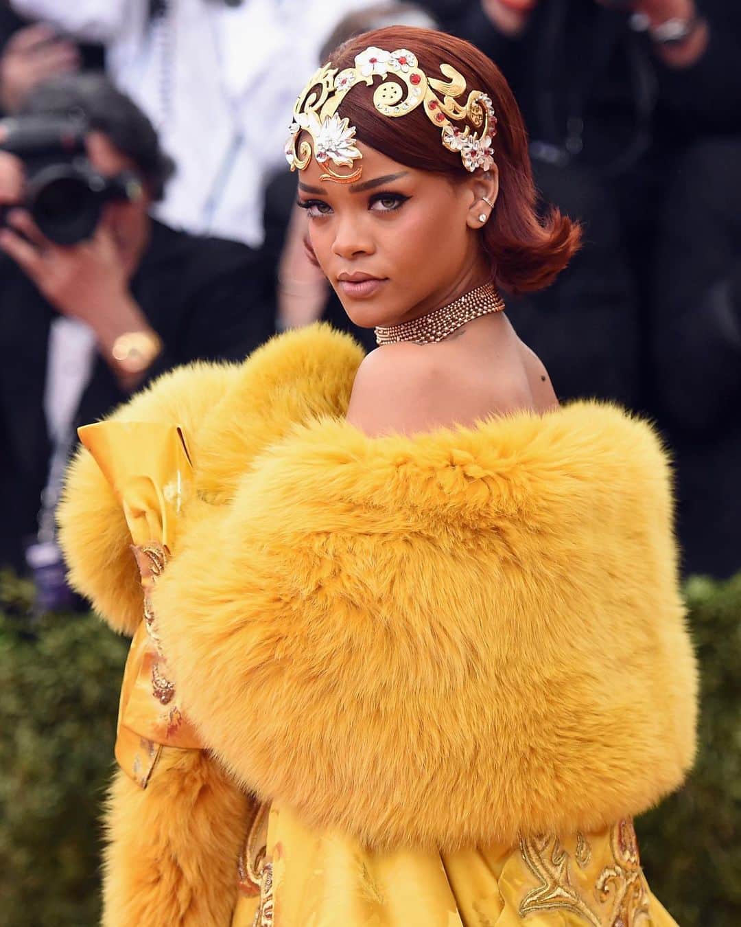 ELLE Magazineさんのインスタグラム写真 - (ELLE MagazineInstagram)「Can you BELIEVE #Rihanna felt like a “clown” at the 2015 Met Gala?! The Bad Gal was so nervous getting out of the car in her now-iconic Guo Pei gown, fearing it was “too much” and that people were “going to laugh” at her. Link in bio for her full surprising confession.」7月31日 1時46分 - elleusa