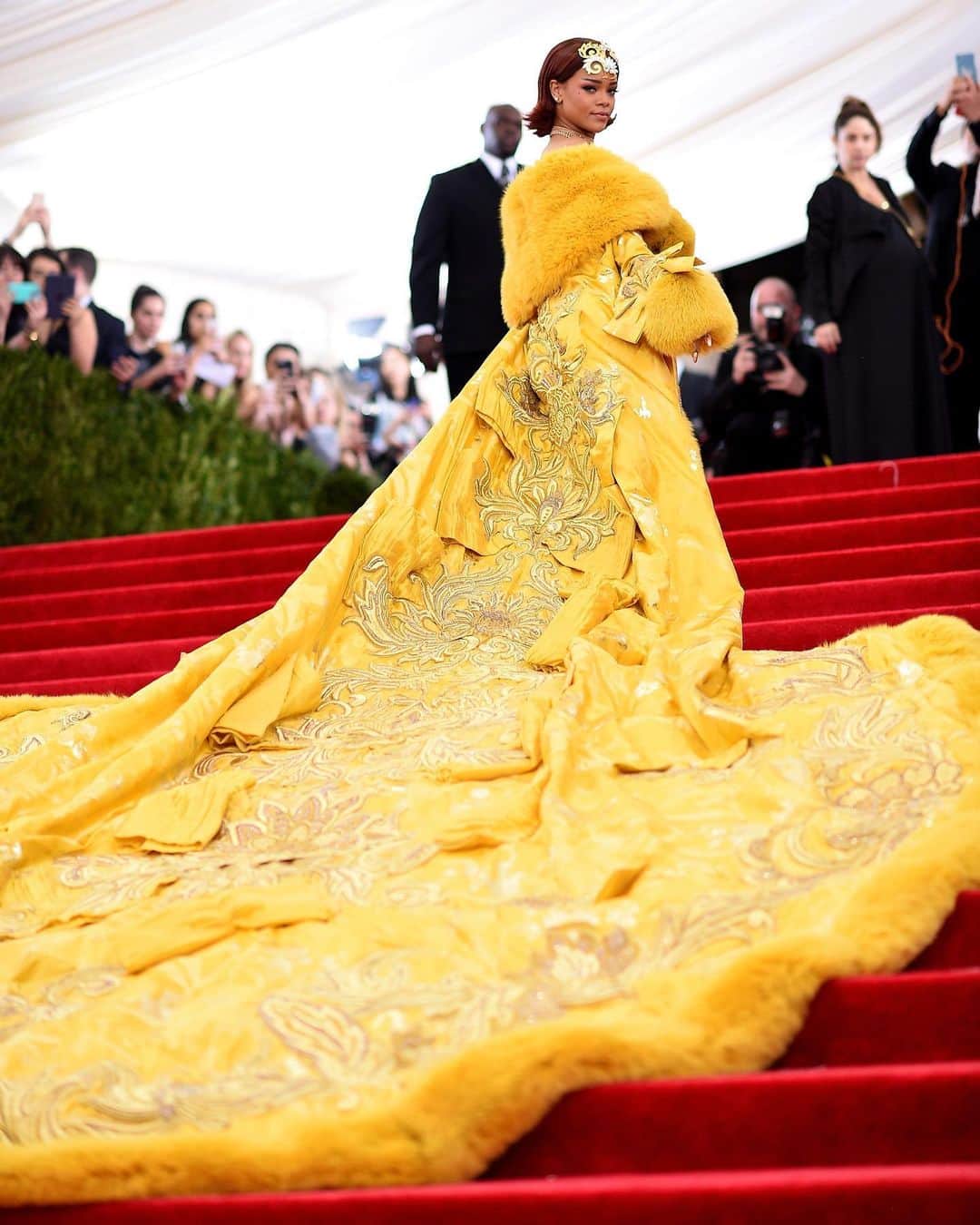 ELLE Magazineさんのインスタグラム写真 - (ELLE MagazineInstagram)「Can you BELIEVE #Rihanna felt like a “clown” at the 2015 Met Gala?! The Bad Gal was so nervous getting out of the car in her now-iconic Guo Pei gown, fearing it was “too much” and that people were “going to laugh” at her. Link in bio for her full surprising confession.」7月31日 1時46分 - elleusa
